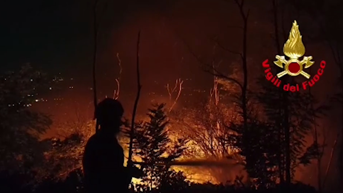 brucia il monte goj nel comasco le fiamme lambiscono le case 50 persone evacuate da Ilfattoquotidiano.it brucia il monte goj nel comasco le fiamme lambiscono le case 50 persone evacuate