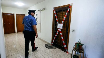 Copertina di Uccide la madre dopo il rifiuto dei soldi per la droga: il corpo nascosto nell’armadio. Fermato un 51enne