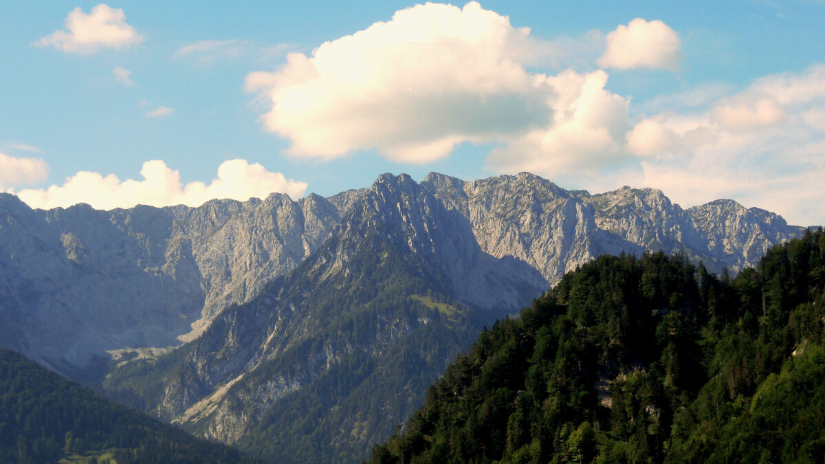 si allontana per un8217escursione in solitaria e precipita in un dirupo morto un turista tedesco in alto adige da Ilfattoquotidiano.it si allontana per un8217escursione in solitaria e precipita in un dirupo morto un turista tedesco in alto adige