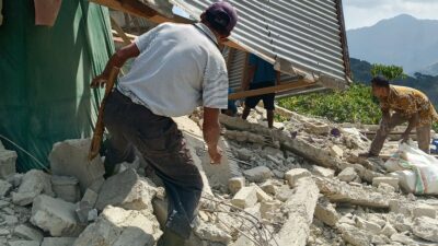 Copertina di Indonesia, terremoto di magnitudo 7.7: almeno 47 morti. La Farnesina: "500 italiani nella zona più colpita, non sono tra le vittime"