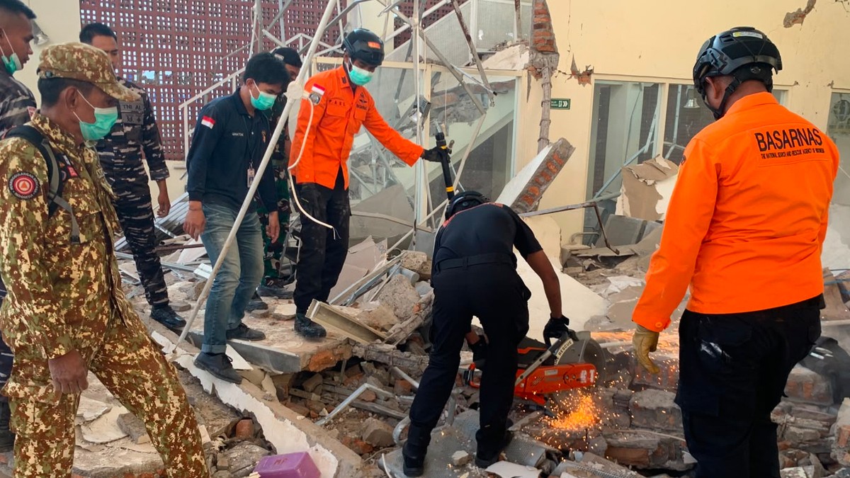 indonesia terremoto di magnitudo 77 almeno 40 morti da Ilfattoquotidiano.it indonesia terremoto di magnitudo 77 almeno 40 morti
