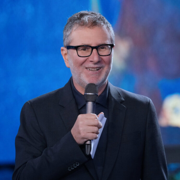 “A teatro a Roma, nel foyer pieno di gente Bonaccorti va incontro a Baudo ‘Pippo, dovrei fare una telefonata’. Lui urla ‘un telefono per lei’. In 10 secondi ne è arrivato uno con prolunga”: così Fabio Fazio