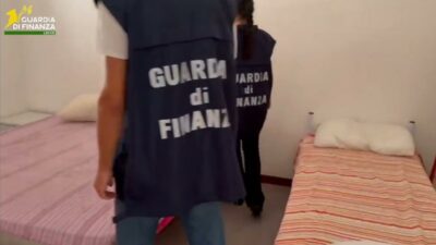 Copertina di Oltre 480 turisti in 70 appartamenti, blitz della Guardia di finanza nelle case pollaio di Gallipoli. In un appartamento trovati 17 ragazzi