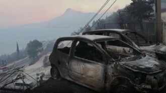 Copertina di In Croazia uno dei peggiori incendi della storia. Morta una 34enne, 40 ricoverati. Turisti in fuga con pedalò e gommoni