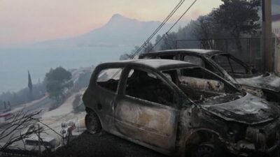 Copertina di In Croazia uno dei peggiori incendi della storia. Morta una 34enne, 40 ricoverati. Turisti in fuga con pedalò e gommoni