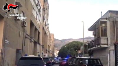 Copertina di Uomo di 45 anni trovato morto allo Zen di Palermo. Aggredito con un cacciavite: forse ha sorpreso i ladri nei box