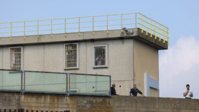 Copertina di Ferragosto ad alta tensione nelle carceri: agenti aggrediti e disordini in tutta Italia. I sindacati: “Nordio si svegli dal torpore”