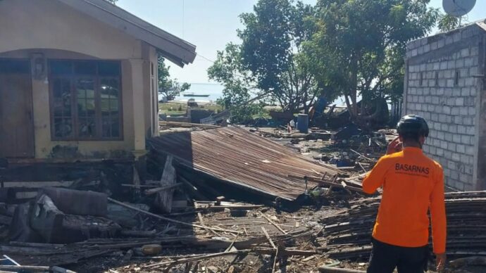 Indonesia, almeno 51 morti e migliaia di sfollati dopo il terremoto di magnitudo 7,7: proseguono i soccorsi