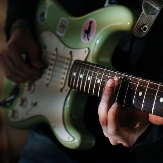 Radio e chitarra ad alto volume per sette anni, i vicini denunciano: “Era terribile, durava tutto il giorno”. Arrestato un uomo 61enne