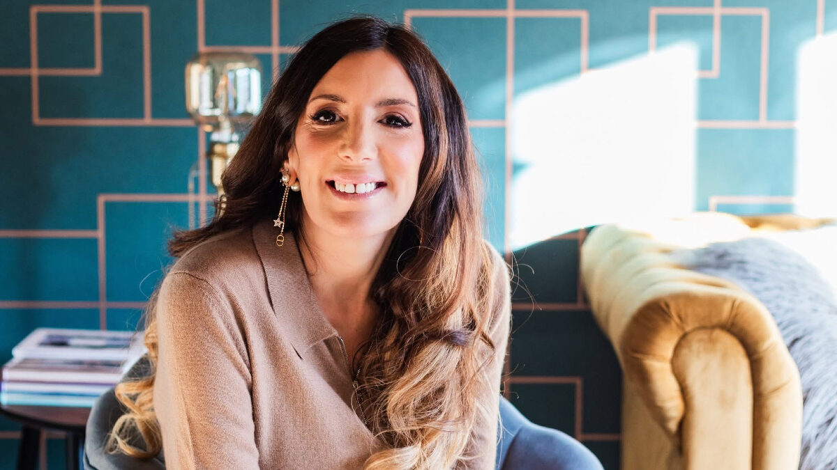 “Avevo 40mila euro di debiti e due figli piccoli da crescere. Mi sembrava di lavorare gratis, dello stipendio non rimaneva niente. Oggi sono milionaria”: la storia di Lisa Johnson