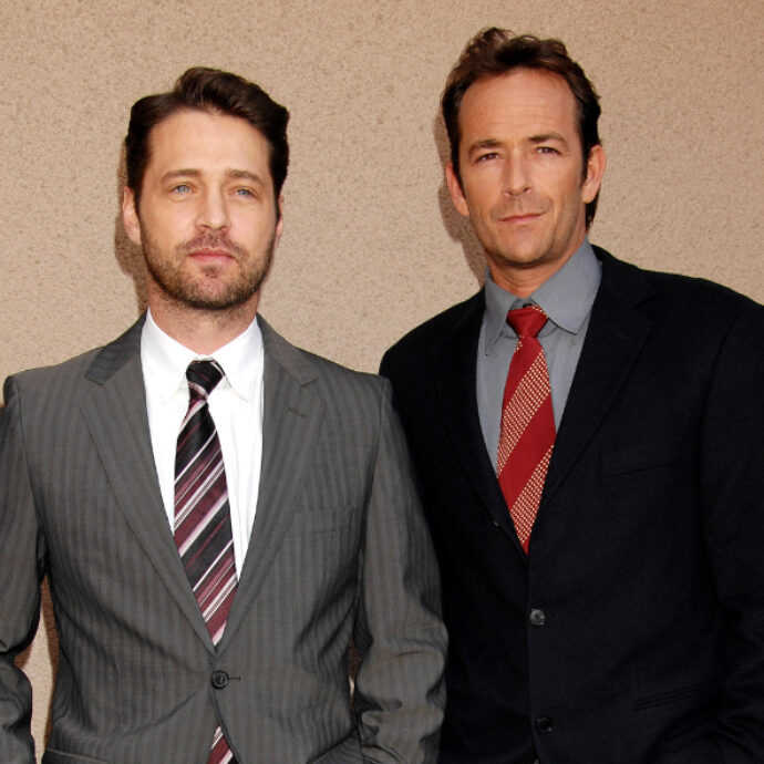 “Ora che non c’è più ripenso spesso ai momenti sul set, Luke e io ci divertivamo un mondo a girare insieme”: Jason Priestley ricorda Luke Perry e si commuove