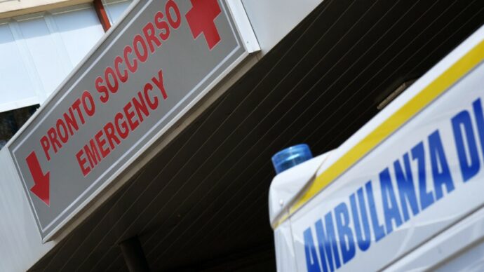 Aggredita e abbandonata davanti all’ospedale in agonia, morta una 46enne. Ricercato il compagno