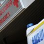 Copertina di Aggredita e abbandonata davanti all’ospedale in agonia, morta una 46enne. Ricercato il compagno