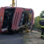 Copertina di Ungheria, autobus si ribalta di ritorno da un pellegrinaggio: 12 morti e 10 feriti. Arrestato l’autista