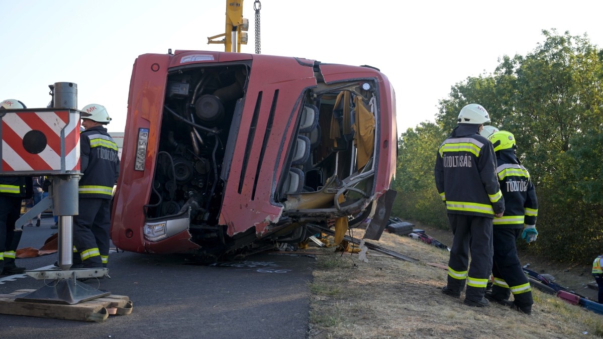 ungheria autobus si ribalta di ritorno da un pellegrinaggio 12 morti e 10 feriti arrestato l8217autista da Ilfattoquotidiano.it ungheria autobus si ribalta di ritorno da un pellegrinaggio 12 morti e 10 feriti arrestato l8217autista