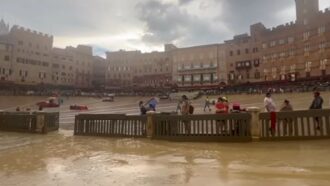 Copertina di La pioggia sorprende piazza del Campo: il Palio di Siena rinviato di un giorno