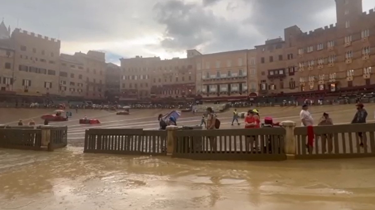 la pioggia sorprende piazza del campo il palio di siena rinviato di un giorno da Ilfattoquotidiano.it la pioggia sorprende piazza del campo il palio di siena rinviato di un giorno