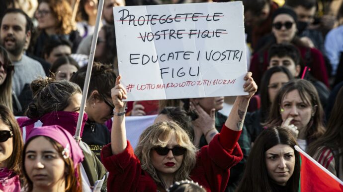 Dal poco dialogo al rifiuto della debolezza, come si diventa uomini oggi: sei podcast esplorano paure e stereotipi