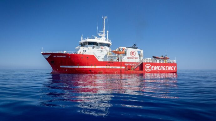 Migranti, la Life Support di Emergency soccorre una barca con 50 persone: sette morti e due in gravi condizioni