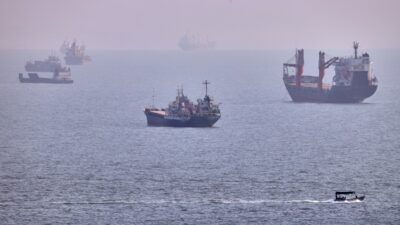 Copertina di “Iran pronto ad aumentare gli attacchi a Hormuz se la diplomazia fallirà”. Trump: “Sventolino bandiera bianca. Se l’Oman interferisce li bombardiamo”