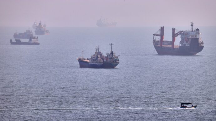 “Iran pronto ad aumentare gli attacchi a Hormuz se la diplomazia fallirà”. Trump: “Sventolino bandiera bianca. Se l’Oman interferisce li bombardiamo”