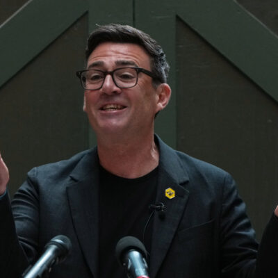 Copertina di Regno Unito, Politico: “Burnham ha scambiato messaggi con una finta capo staff di Trump”