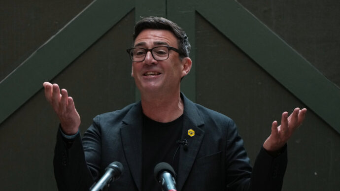 Regno Unito, Politico: “Burnham ha scambiato messaggi con una finta capo staff di Trump”