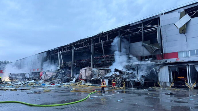 Ucraina, Mosca moltiplica i raid contro Nova Poshta: magazzini, hub logistici e furgoni sono il nuovo fronte della guerra