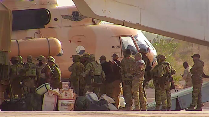 La Russia si radica in Libia: più uomini e hangar nelle basi aeree per l’espansione nel Sahel e nel Mediterraneo