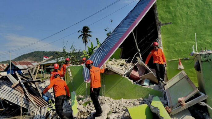 “La notte è il momento peggiore. Siamo svegliati continuamente dalle scosse”. Il racconto da Flores dopo il terremoto che ha devastato l’Indonesia