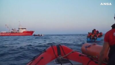Copertina di Migranti, la Life Support di Emergency soccorre una barca con 50 persone: sette morti e due in gravi condizioni