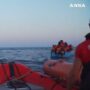 Copertina di Migranti, la Life Support di Emergency soccorre una barca con 50 persone: sette morti e due in gravi condizioni