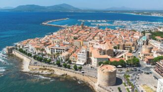 Incendi e minacce, l’escalation criminale di Alghero. Ma nessuno denuncia i clan. Il pm: “Chi sa, parli”