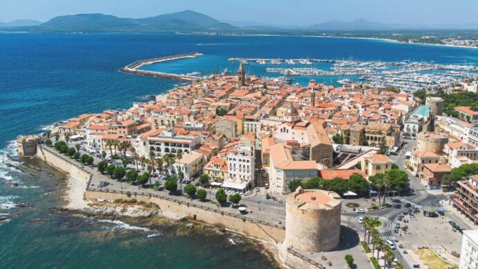 Incendi e minacce, l’escalation criminale di Alghero. Ma nessuno denuncia i clan. Il pm: “Chi sa, parli”