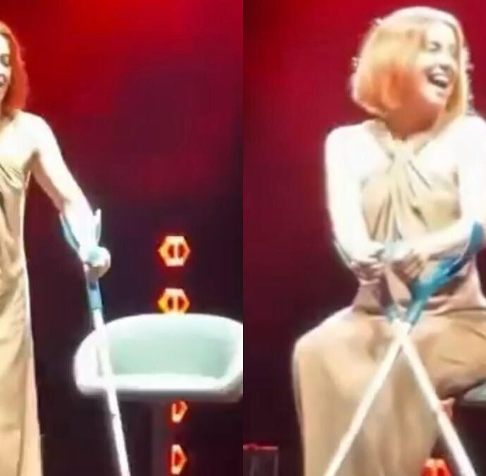 “Sarei dovuta tornare più tardi, mi sarei dovuta prendere più settimane come mi avevano detto i medici”: Noemi torna sul palco in stampelle dopo la caduta