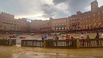 Copertina di La pioggia non dà tregua: il Palio di Siena rinviato per il secondo giorno consecutivo, Piazza del Campo è ancora impraticabile