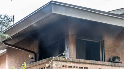 Copertina di Litiga con i genitori e dà fuoco alla casa, poi fugge: 28enne fermato a Genova