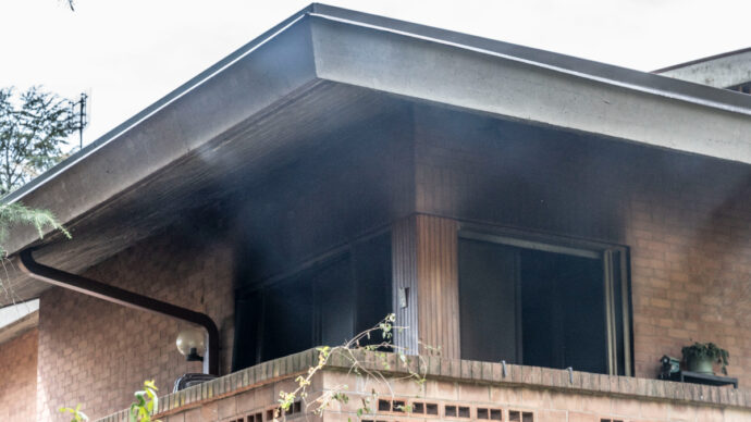 Litiga con i genitori e dà fuoco alla casa, poi fugge: 28enne fermato a Genova
