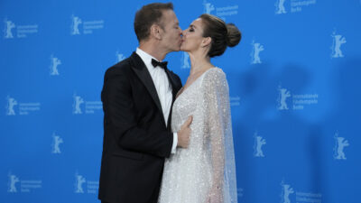 Copertina di “Ho insegnato io a Rocco Siffredi a fare l’amore. Faceva dieci posizioni in dieci minuti, gli ho detto: ‘Guarda che tutto quello che fai è sbagliato'”: parla Rósza Tassi