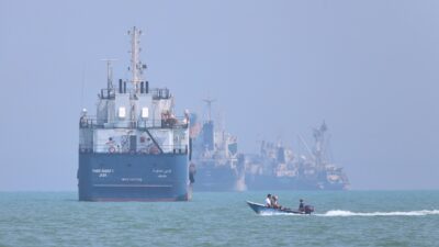 Copertina di Hormuz, nave colpita da un “proiettile non identificato”: un ferito. Iran: “Lo Stretto rimarrà chiuso finché Washington non rispetterà gli accordi”