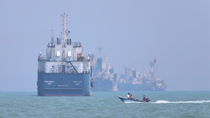 Hormuz, nave commerciale colpita da un “proiettile non identificato”: un ferito. Iran: “Lo Stretto rimarrà chiuso finché Washington non rispetterà gli accordi”