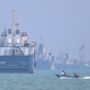 Copertina di Hormuz, nave colpita da un “proiettile non identificato”: un ferito. Iran: “Lo Stretto rimarrà chiuso finché Washington non rispetterà gli accordi”