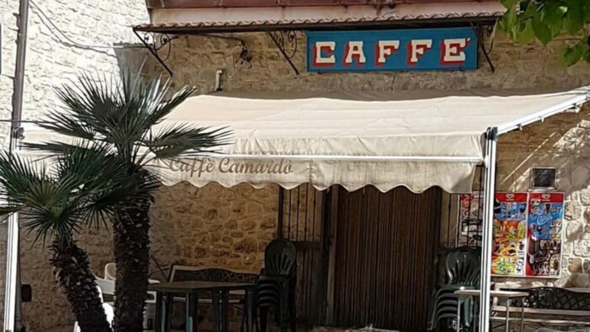 “Ce vedeme o’ cafè”: dopo 138 anni chiude l’unico bar di Pietramontecorvino, il paese si mobilita e lo riapre