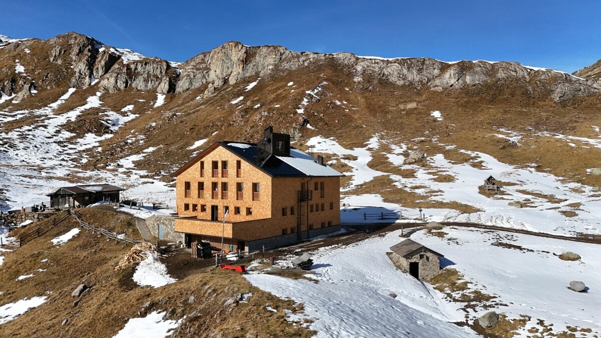 “Basta con i rifugi di lusso, qui non c’è sauna né piatti gourmet o champagne. Abbiamo tagliato 20 posti letto e a tavola si mangerà tutti insieme”: la trasformazione del rifugio Sesvenna