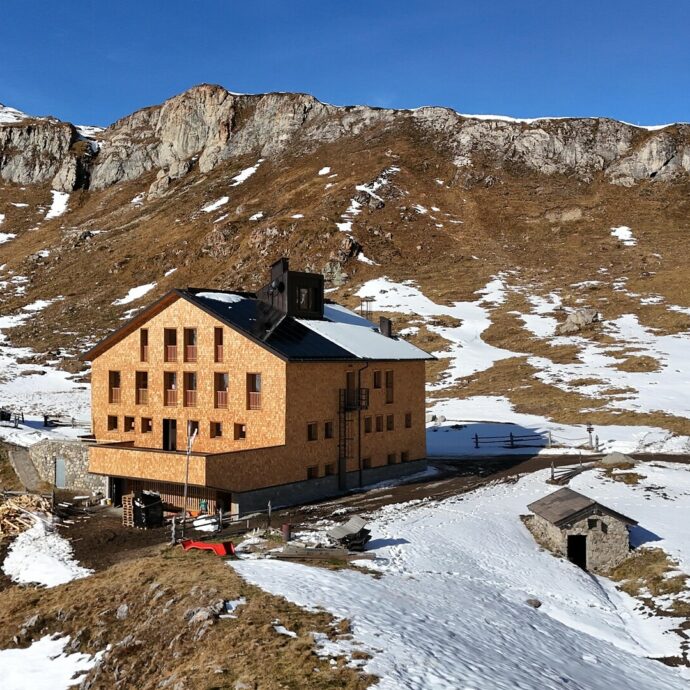 “Basta con i rifugi di lusso, qui non c’è sauna né piatti gourmet o champagne. Abbiamo tagliato 20 posti letto e a tavola si mangerà tutti insieme”: la trasformazione del rifugio Sesvenna