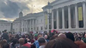 Copertina di Londra, 30mila persone in piazza per la veglia in memoria di Jason Arday. Il coro: “Vergogna ai media”