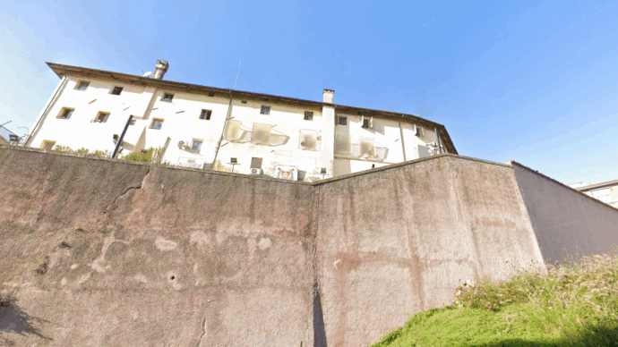 Si barrica in cella e dà fuoco al materasso: morto intossicato un 19enne detenuto nel carcere di Pordenone