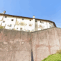 Copertina di Si barrica in cella e dà fuoco al materasso: morto intossicato un 19enne detenuto nel carcere di Pordenone