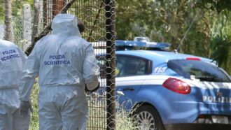 Donna uccisa a coltellate davanti al figlio in casa a Colleferro, fermato il marito. La procura: “Femminicidio”