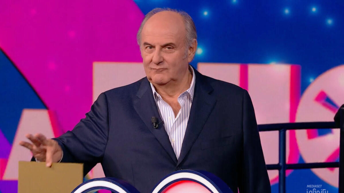 Irregolarità a ‘La Ruota della Fortuna’, due concorrenti vengono riammessi. Gerry Scotti: “Nella complessità del gioco, può accadere”. Ecco cosa è successo